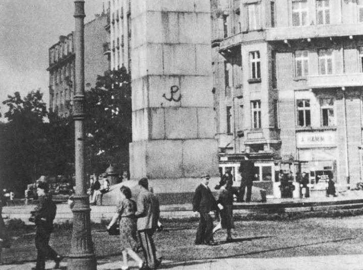 Kotwica na Pomniku Lotnika - akcja Małego Sabotażu