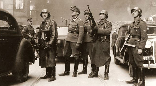 Jurgen Stroop (w czapce polowej), zdjęcie z raportu Stroopa
